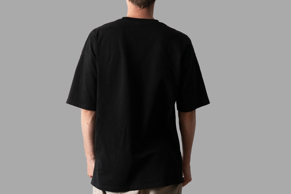 camiseta overzise de espalda